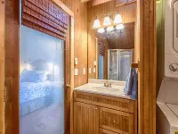 Mirror Lake Red Door Guest House-On Mirror Lake and 1.2 Miles from Main Street! Hotels in Highlands