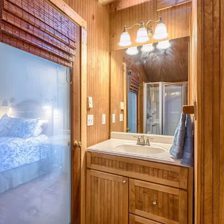 Mirror Lake Red Door Guest House-On Mirror Lake and 1.2 Miles from Main Street!