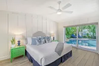 Unwind Sunshine - heated pool, steps to the local's favorite beach, free bikes