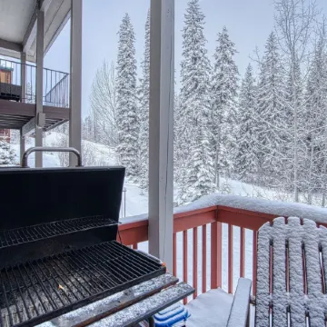 SKI IN/OUT, HOT TUB. 4 Bed 4.5 bath, 3 Kings, sleeps 20! 45 min to Glacier.