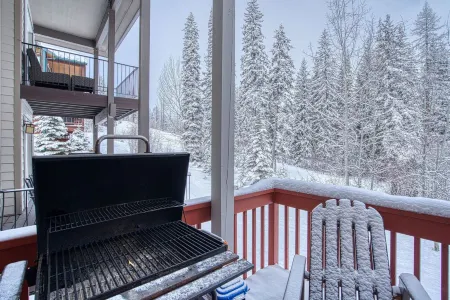 SKI IN/OUT, HOT TUB. 4 Bed 4.5 bath, 3 Kings, sleeps 20! 45 min to Glacier. Отели в г. Уайтфиш