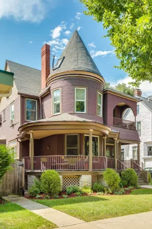 Modern Victorian With Old World Charm Отели рядом с достопримечательностью «Frank Lloyd Wright Home and Studio»