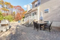 BIG home with hot tub, sleeps 10 guests Hotels in Yaphank