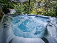 Close to Lake ~ Htub ~ Game Rm ~ FirePit ~ Stunning Design Hotels in Madison