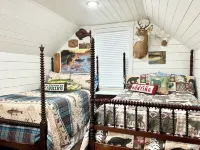 New Cabin ~Hot Tub in Theater~1 Quiet Acre ~Hiking ~Fire Pit ~King Suites