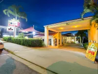 Harbour Sails Motor Inn Hotels near Heron Island ferry terminal