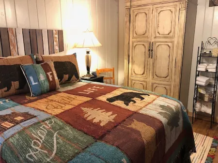 OCT Dates Open! Beautiful Creek! Birds, Ducks, Close to Pigeon Forge