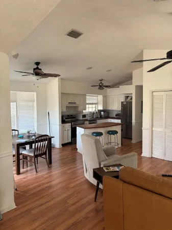 5 Minute Walk to Beach, Restaurants, Shops,Playground. Quaint and Quiet in IRB !