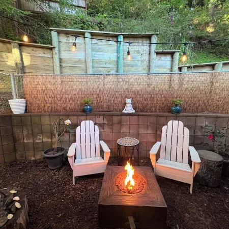 Humboldt Haven: Gorgeous Home for 10 w Gardens, Firepits, Forest & Bay Views