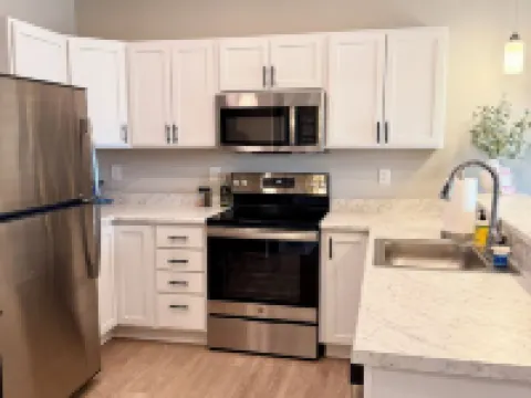 Good Vibes 2-Bedroom Apartment in Waukee - Central Location & Modern Comforts Hotels in Waukee