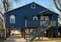 Lake house on Lake LBJ Cove w/Sundeck, Patios and Lake Living – Dog Friendly!
