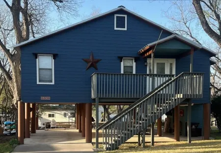 Lake house on Lake LBJ Cove w/Sundeck, Patios and Lake Living – Dog Friendly!