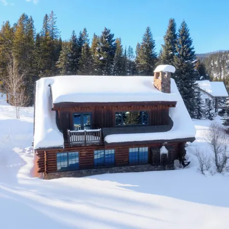 Charming 3-bedroom log cabin with Hot Tub and fitness room in delightful Big Sky
