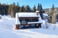 Charming 3-bedroom log cabin with Hot Tub and fitness room in delightful Big Sky