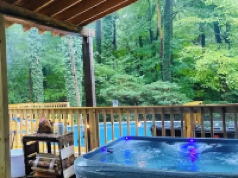 Cozy 4-bedroom cabin in 7 springs w/ hot tub for winter and pool in summer Hotels in Donegal Township