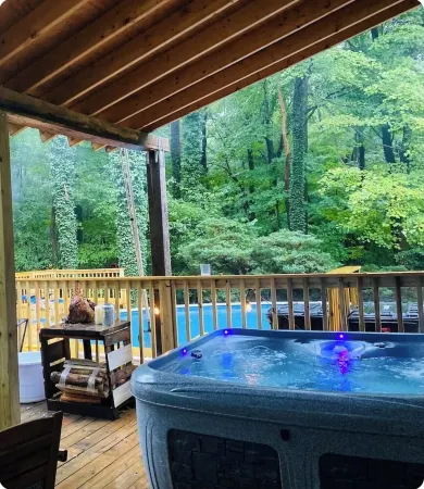 Cozy 4-bedroom cabin in 7 springs w/ hot tub for winter and pool in summer