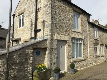 Cosy contemporary  cottage in village with own courtyard & original features.