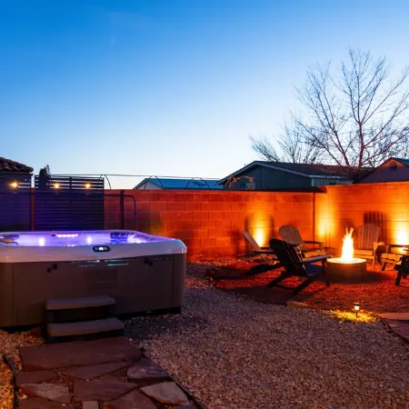 Red Rock Hangout: 5 Min to Antelope & Horseshoe + Hot Tub + Firepit + Game Room
