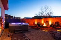 Red Rock Hangout: 5 Min to Antelope & Horseshoe + Hot Tub + Firepit + Game Room