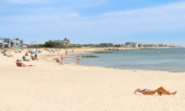 Walk to the private beach - kayak - central a/c -  pool/restaurant club optional 이스트 팰머스 호텔