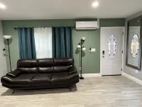 Beautiful private modern room with kitchen and bathroom. Hotels in Lake Magdalene