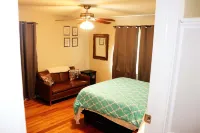 Bring your big family of 10 here! North Macon quite location