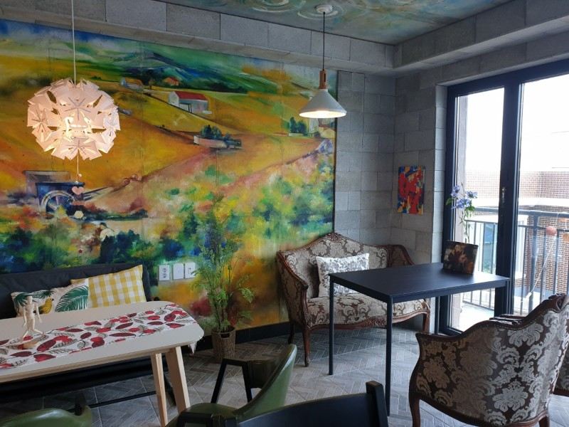 삼척 숙소의 아름다운 외관과 주변 풍경