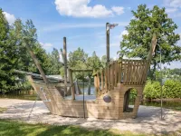 Luxurious lodge with airco, located beside a lake