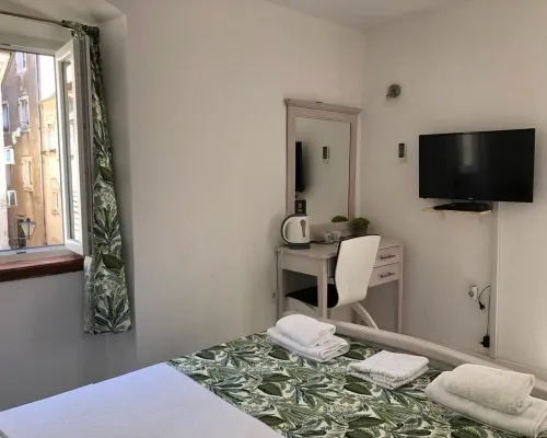 แอทธอส แกสท์เฮาส์ โรงแรมในโคเตอร์