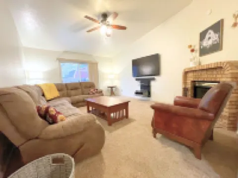 The Hideout-2Br/2BA Townhouse Near Highland!