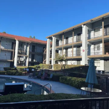Guest Inn & Suites