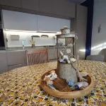 公寓蘭花在有社區游泳池的住宅中