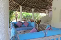 Deluxe Villa with Garden Pool with Service Staff 150mt from the Sea Hotels in Watamu