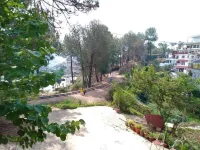 Cozy Solan Apartment with Stunning Views فنادق في Barog