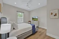 The Grove D with Hot Tub & King Beds - Walk to Main Hôtels à : Fredericksburg