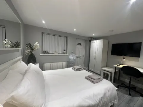 1 Bed Flat - Sleeps 2 - Parking - Wifi