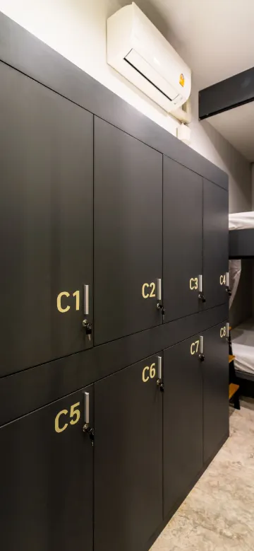 ห้องพักรวมชายหญิงแบบ 8 เตียง