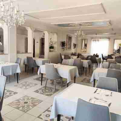 Hôtel Restaurant Le Commerce Dining/Meeting Rooms