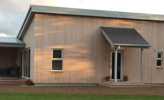 Executive Lakeside Lodge at Mullans Bay