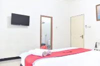 RedDoorz Near Sultan Hasanuddin Airport 2 Hotels in Mandai