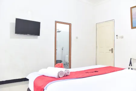 RedDoorz Near Sultan Hasanuddin Airport 2 Отели в г. Marusu
