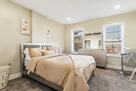 Stylish, Fun and Cozy  | Pool table, Dart board and Parking Отели рядом с достопримечательностью «Аквариум Эдвенчер»