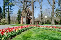 Large Condo Near Biltmore Estate