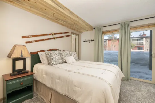 Spacious Mountain Retreat with Hot Tub and Patios - Elegant Sanctuary