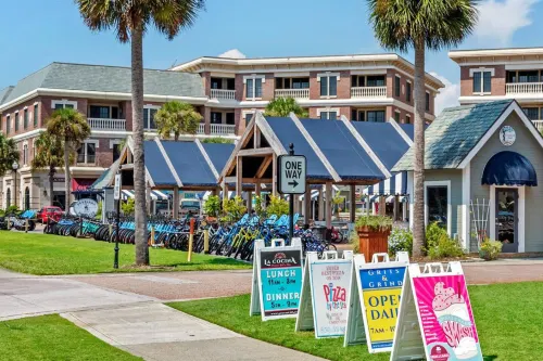 Steps to Beach and Vibrant Shops - Charming Stylish Retreat