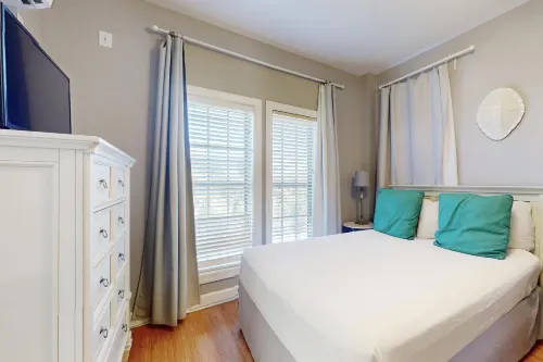 Cozy studio near the beach w/bright interior, shared pool, & prime location Hotels in Rosemary Beach
