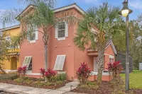Screened-in Pool and Resort Amenities - Charming Retreat Hotels in Poinciana