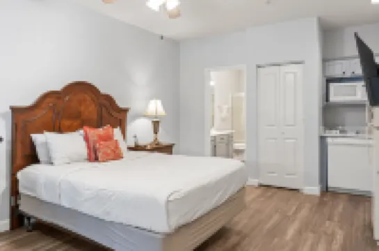 Cozy Suite with Kitchenette and Pool Access - Charming Golf Retreat