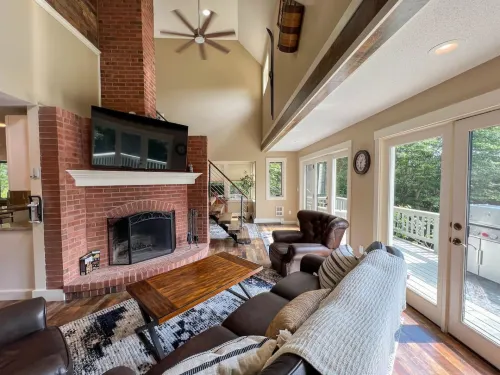 Breathtaking Mountain Views and Cozy Fireplace - Stunning Modern Retreat