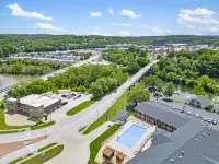 Creek Access and Resort Amenities - Charming Cozy Retreat Hotels in Hollister